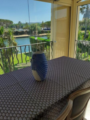 PORT GRIMAUD T2 50 M A PIEDS PLAGE
